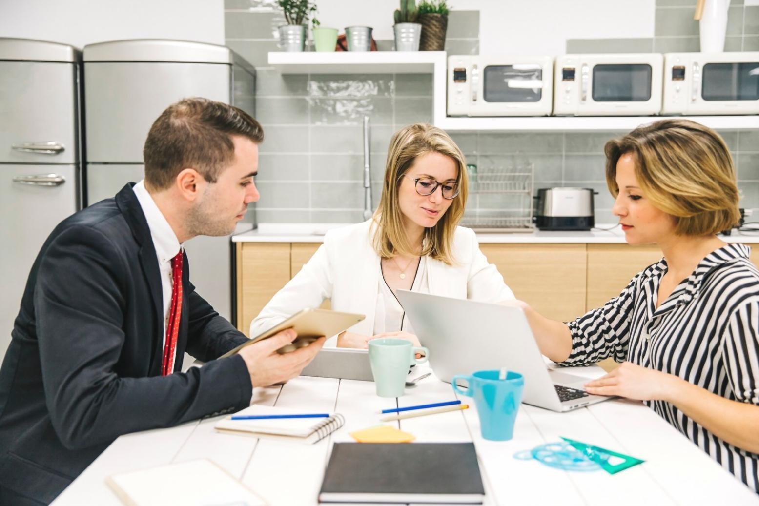 Espace de travail moderne avec documents financiers et ordinateur portable